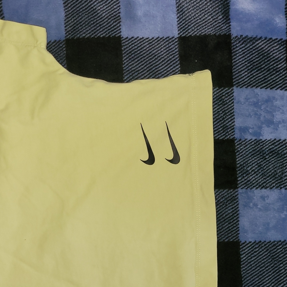 Nike. Women's crop-top tee shirt. Size XL - Picture 2 of 10